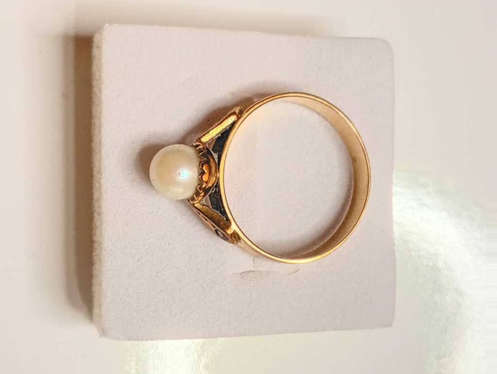 9ct Yellow Gold And Pearl Ring