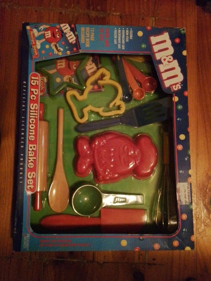 Colletable Kids M&M 15 Pc Silicone Bake Set In Box, ( Box Slightly Damaged)